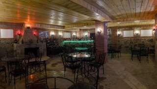 Отель Hotel Janashia Тбилиси Улучшенный двухместный номер с 2 отдельными кроватями и видом на сад-14