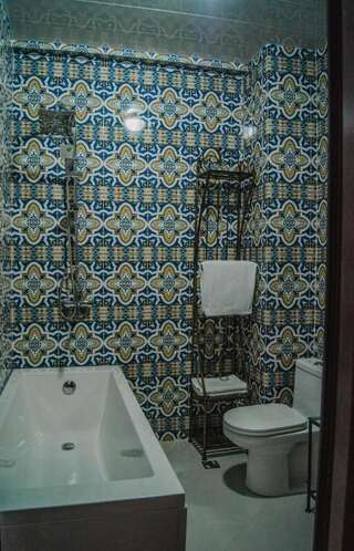 Отель Hotel Janashia Тбилиси Номер с кроватью размера «king-size» и видом на горы-18