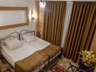 Отель Hotel Janashia Тбилиси Улучшенный двухместный номер с 2 отдельными кроватями и видом на сад-40